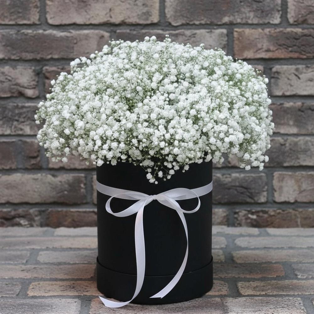 Цветочная композиция из Гипсофила в шляпной коробке в Стеблево